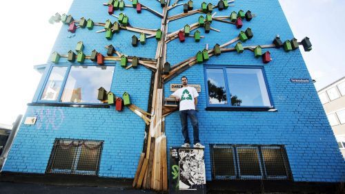 Полезный стрит-арт: датский художник за 11 лет построил 3500 скворечников
