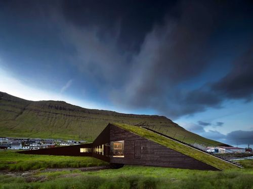 Ратуша с зеленой крышей: Henning Larsen Architects объединили два поселения на Фарерских островах
