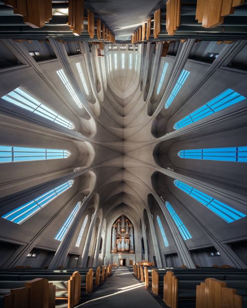 Потусторонняя перспектива и архитектурная симметрия в панорамных фотографиях Питера Ли