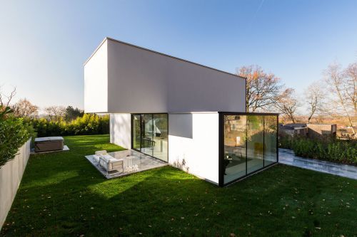 Чистые линии и открытые пространства: дом в Бельгии от Tom Mahieu Architect