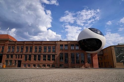Сфера Німеєра: бетонна прибудова з рідкокристалічним склінням на заводі Кірова у Лейпцигу