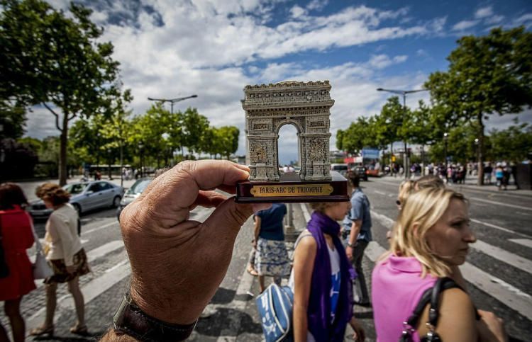 Сувениры и достопримечательности в фото иллюзиях Майкла Хьюза