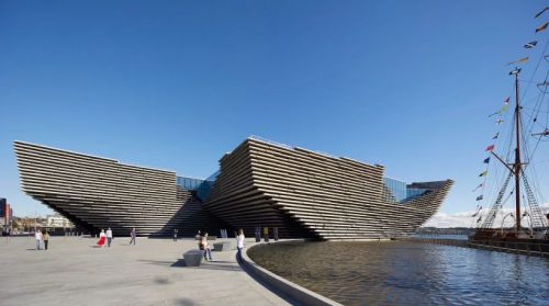 Команда архитекторов Kengo Kuma завершает работу над музеем дизайна V&A Dundee в Шотландии