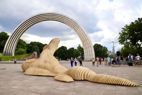 Merman: скульптура біля Арки дружби народів, яка згодом переїде до США